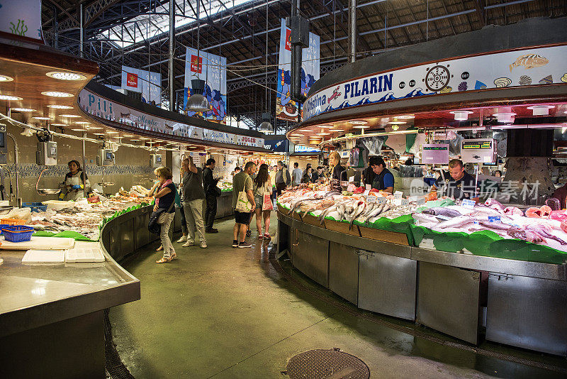 鱼和海鲜店在La Boqueria，巴塞罗那